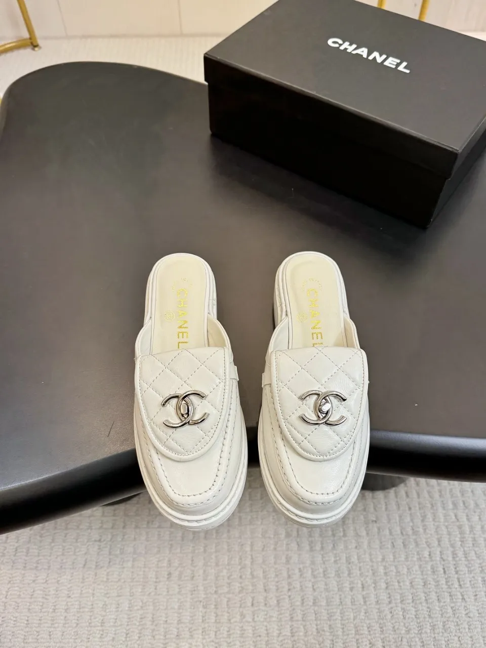 👟👟Ex-factory price 560👟👟 🔥🔥🔥Xiaoxiang official website synchronizes the high version of CHANEL 2025 Chanel top buckle exposed heel shoes, a must-have hot style for early spring, the goddess series, with the elegant and ladylike temperament of the fragrance family, super durable, irresistible, and exciting... ▪️The upper is imported sheepskin ▪️Inside imported sheep lining (same as the original) ▪️Original model opening, genuine leather outsole🇮🇹 ▪️Standard code 35- 41 42 Customized, non-returnable